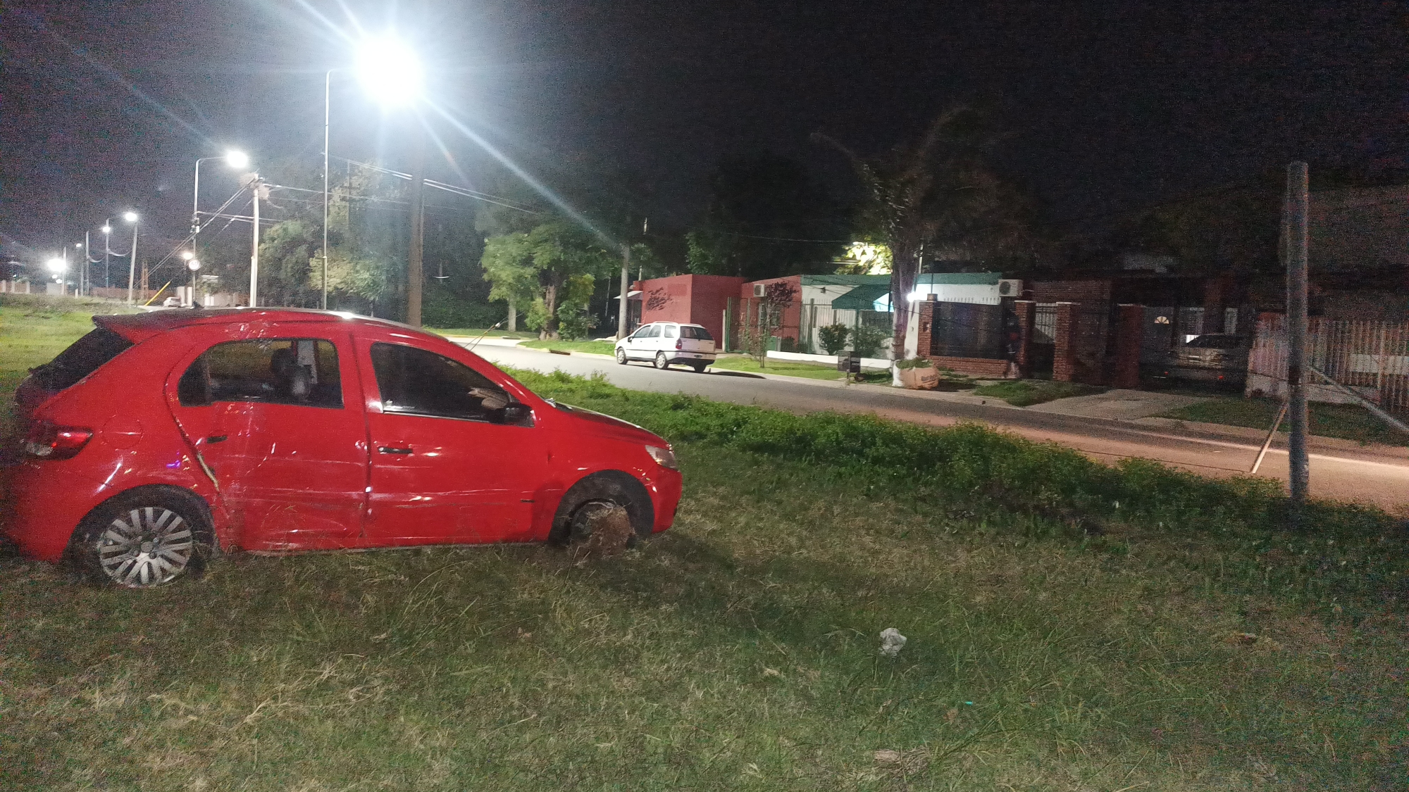 Lee más sobre el artículo Colisionaron dos autos y dañan red de tendido eléctrico en la zona sur