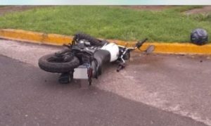 Lee más sobre el artículo Chocaron auto con moto, resultando herido un peatón