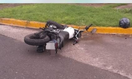 Lee más sobre el artículo Chocaron auto con moto, resultando herido un peatón