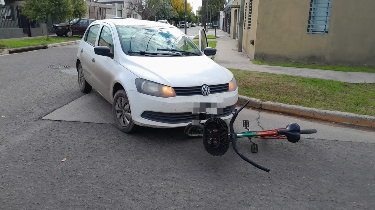Lee más sobre el artículo Una mujer herida tras colisión entre auto y bicicleta