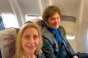 Lee más sobre el artículo Un premio dudoso, una foto con Elon Musk y los aviones que nadie quiso