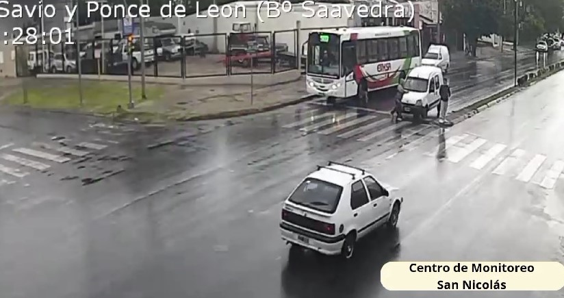 Lee más sobre el artículo Camioneta atropelló a un peatón en Savio y Ponce de León