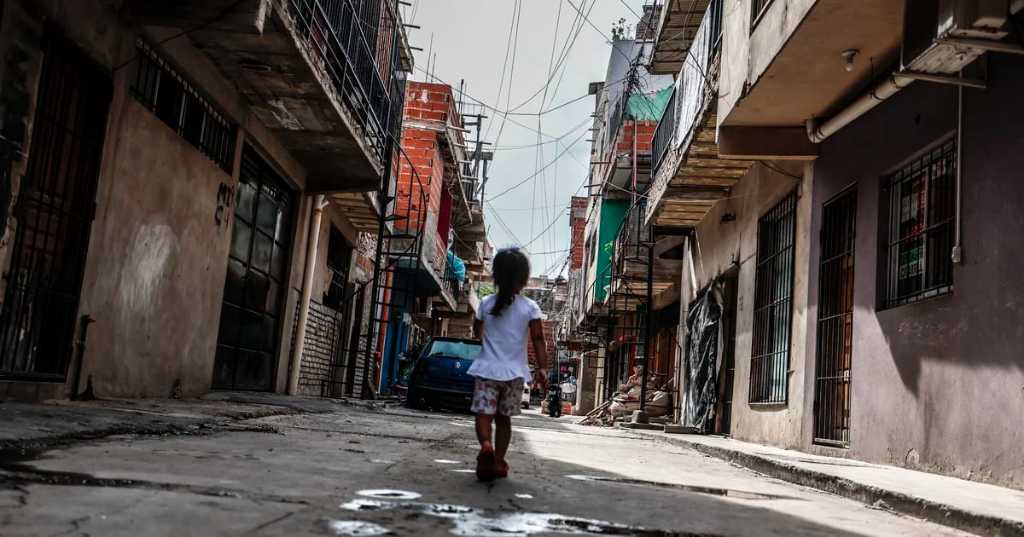 Lee más sobre el artículo Milei lo hizo: se sumaron 3,2 millones de nuevos pobres en el primer trimestre del año