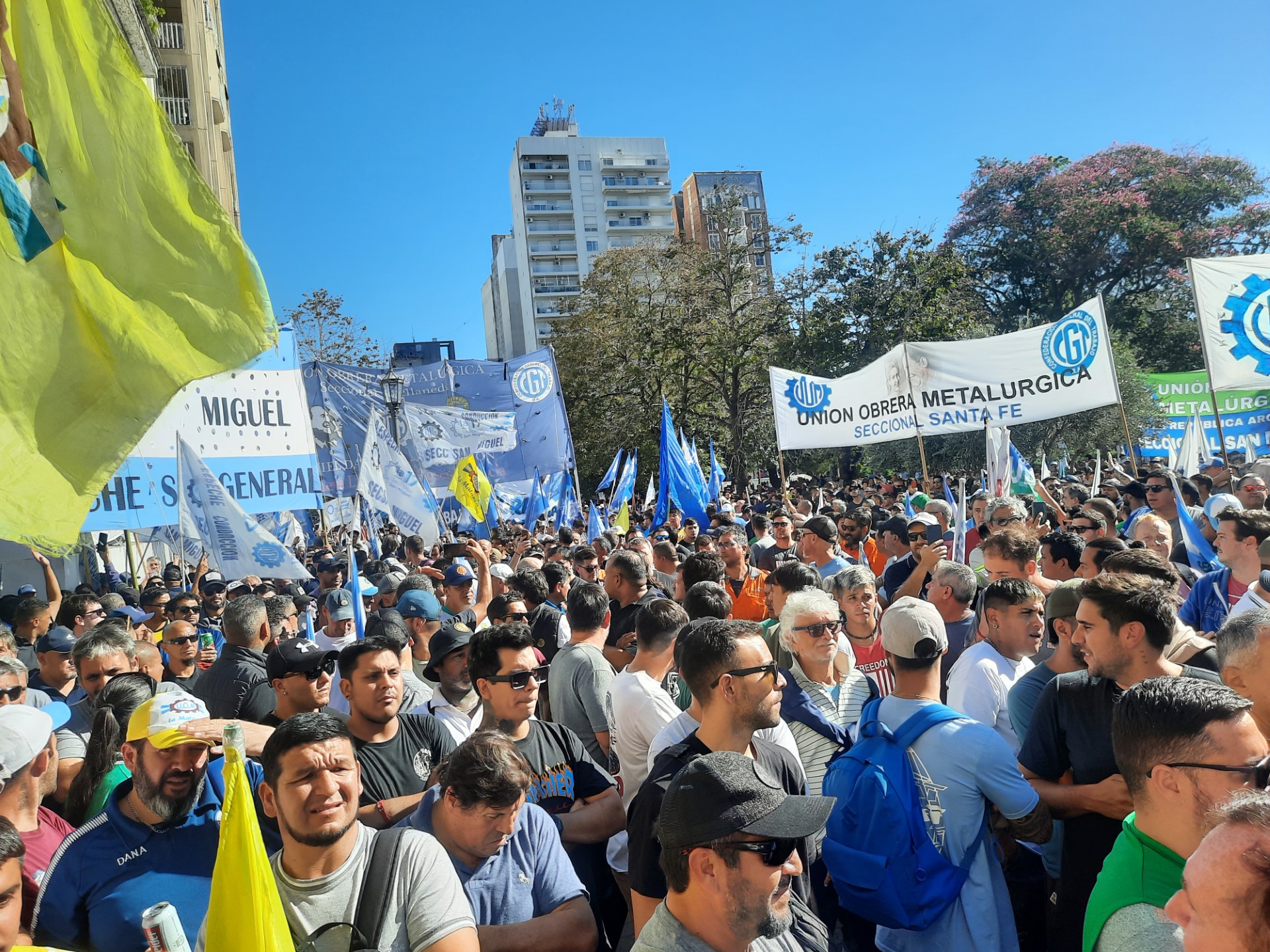 Lee más sobre el artículo Metalúrgicos de todo el país realizaron multitudinaria marcha en San Nicolás