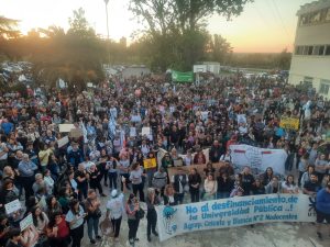 Lee más sobre el artículo Masiva movilización de nicoleños en defensa de la educación pública