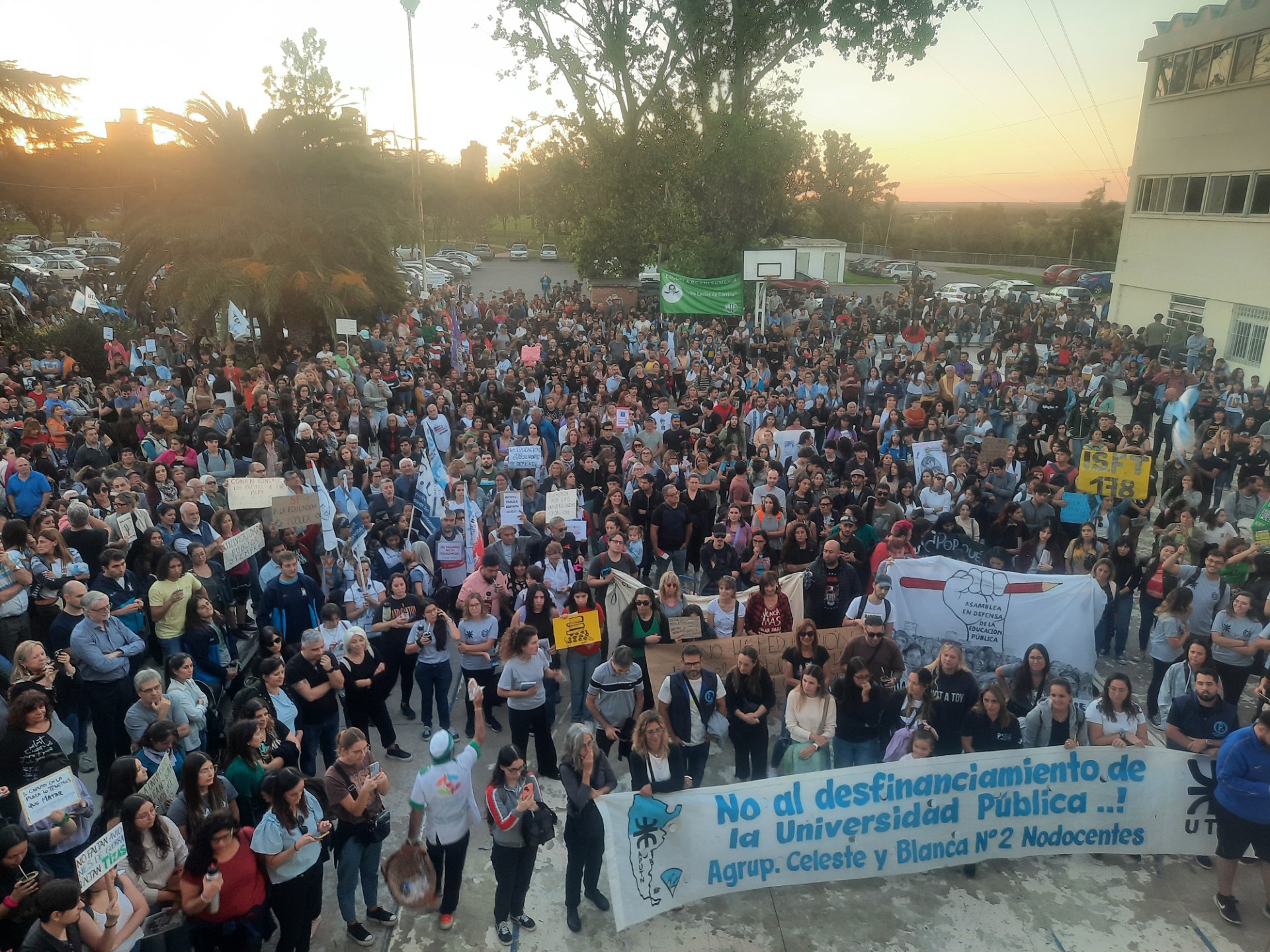 Lee más sobre el artículo Masiva movilización de nicoleños en defensa de la educación pública
