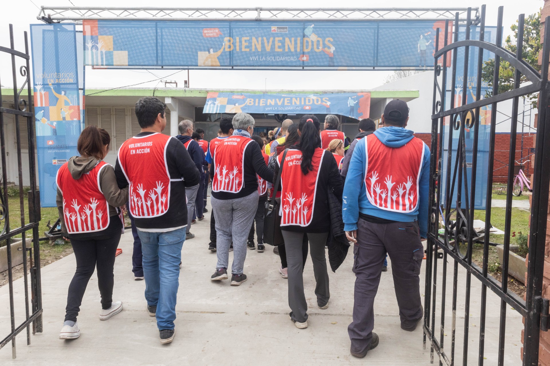 Lee más sobre el artículo Voluntariado Ternium: todos juntos para dejar nueva la EP N°4 de San Nicolás