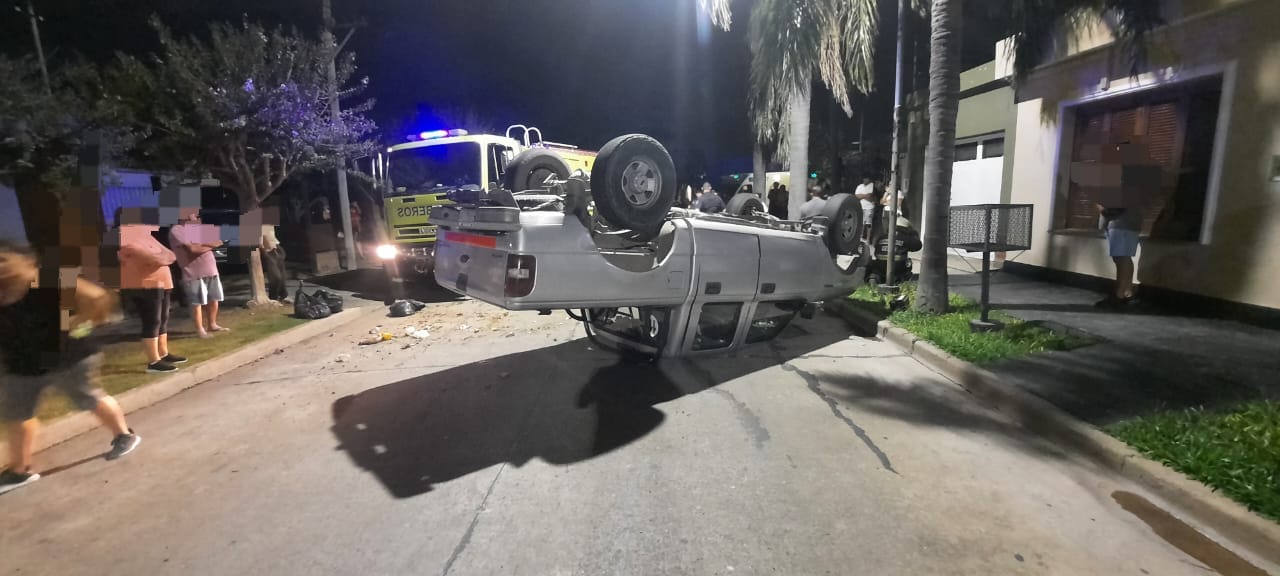 Lee más sobre el artículo Violento choque y vuelco en la zona sur de la ciudad