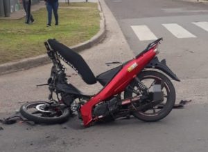Lee más sobre el artículo Dos jóvenes heridos en triple choque de camioneta con motos