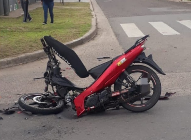 Lee más sobre el artículo Dos jóvenes heridos en triple choque de camioneta con motos