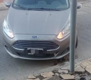 Lee más sobre el artículo Automóvil chocó contra columna de alumbrado en calle León Guruciaga