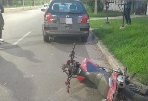 Lee más sobre el artículo Joven motociclista herido tras choque con automóvil