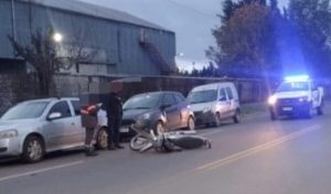 Lee más sobre el artículo Motociclista chocó un auto y sufrió lesiones graves