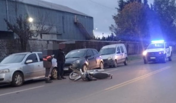 Lee más sobre el artículo Motociclista chocó un auto y sufrió lesiones graves