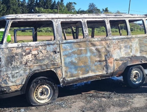 Lee más sobre el artículo Se incendió una Combi y quedó totalmente destruida