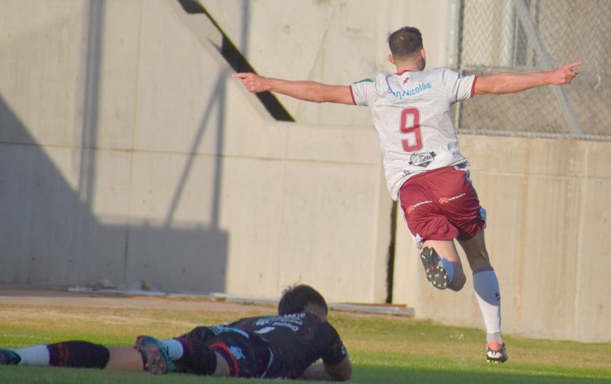 Lee más sobre el artículo Estadio San Nicolás: a Defensores se le escapó en el final, pero mantiene la punta