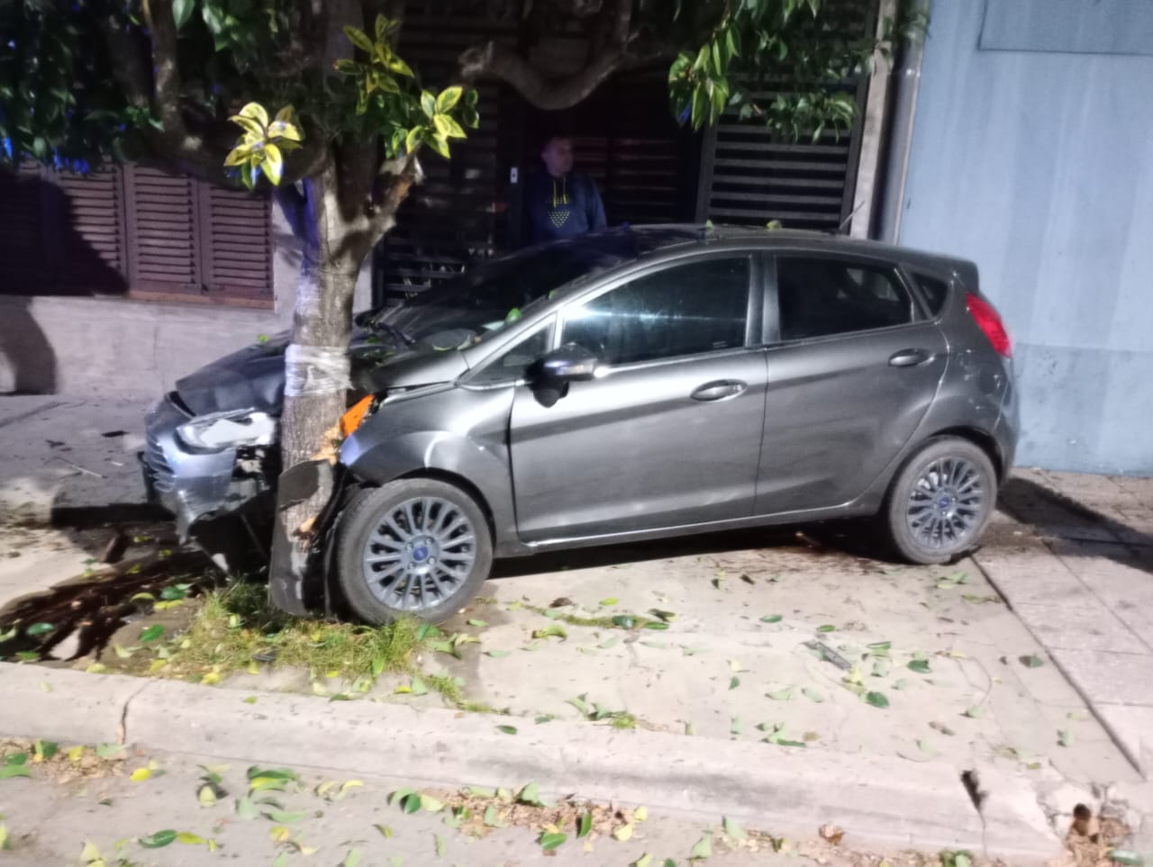Lee más sobre el artículo Automovilista se incrustó contra un árbol y poste de luz