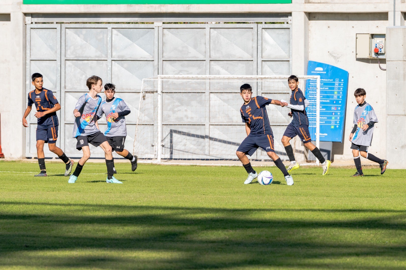 Lee más sobre el artículo Fútbol en el Estadio San Nicolás: Defe por el Federal A, y las infantiles de Talleres