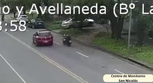 Lee más sobre el artículo Moto y auto colisionaron sobre Avenida Moreno