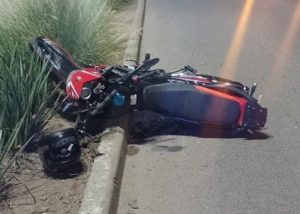 Lee más sobre el artículo Joven motociclista sufrió heridas graves tras choque, y el otro se dio a la fuga