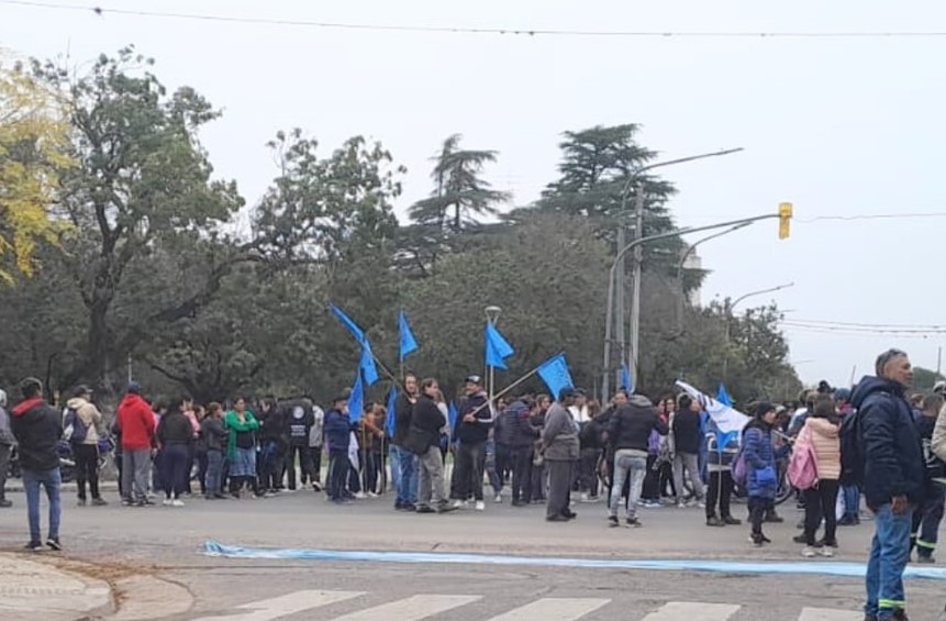 Lee más sobre el artículo Organizaciones sociales protestaron por la situación económica y social