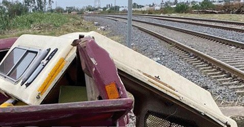 Lee más sobre el artículo Un tren de carga embistió a camioneta, y el conductor sufrió varias heridas