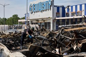 Lee más sobre el artículo Ucrania: Suben a 16 los muertos por el ataque ruso contra un hipermercado en Járkov