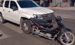 Lee más sobre el artículo Chocaron moto y camioneta en la zona sur de la ciudad