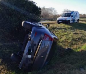 Lee más sobre el artículo Una mujer herida tras volcar su auto en la autopista