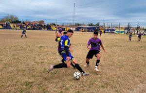 Lee más sobre el artículo Perdió 12 de Octubre y Regatas es el nuevo líder del fútbol nicoleño