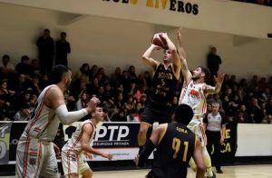 Lee más sobre el artículo Federal A de básquet: clausuran el Estadio de Regatas por invadir el campo de juego en el primer partido con Pacífico