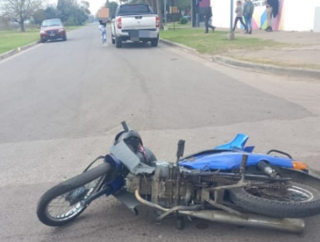 Lee más sobre el artículo Chocaron moto y camioneta en la zona sur de la ciudad