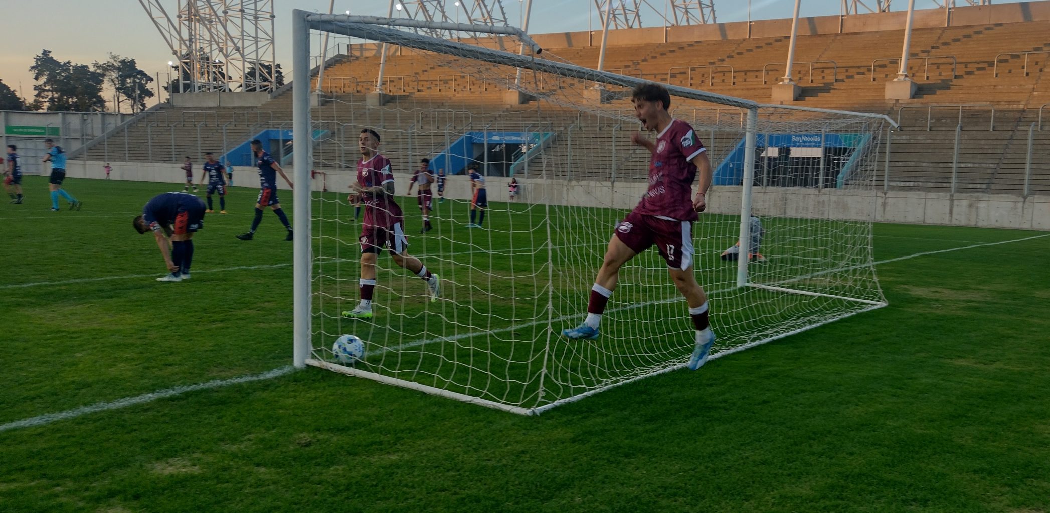 Lee más sobre el artículo Torneo Federal A: Defensores ganó, gustó y goleó en el Estadio San Nicolás