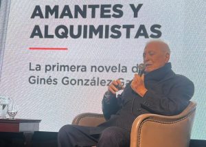 Lee más sobre el artículo Ginés González García presenta hoy su novela en San Nicolás