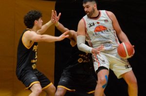 Lee más sobre el artículo Torneo Federal de básquet: Regatas obtuvo un agónico triunfo en Neuquén y sueña con el ascenso