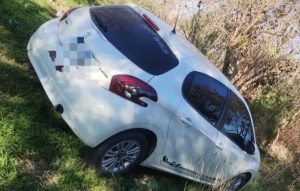 Lee más sobre el artículo Insólito: un hombre lavaba el auto en la calle y se lo robaron
