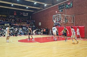 Lee más sobre el artículo Torneo Federal de Básquet: partido suspendido por incidentes entre las hinchadas, cuando Regatas perdía por cuatro puntos