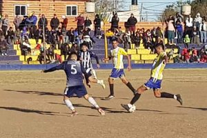 Lee más sobre el artículo Fútbol local: ganaron 12 de Octubre y Regatas en la ida por los cuartos de final
