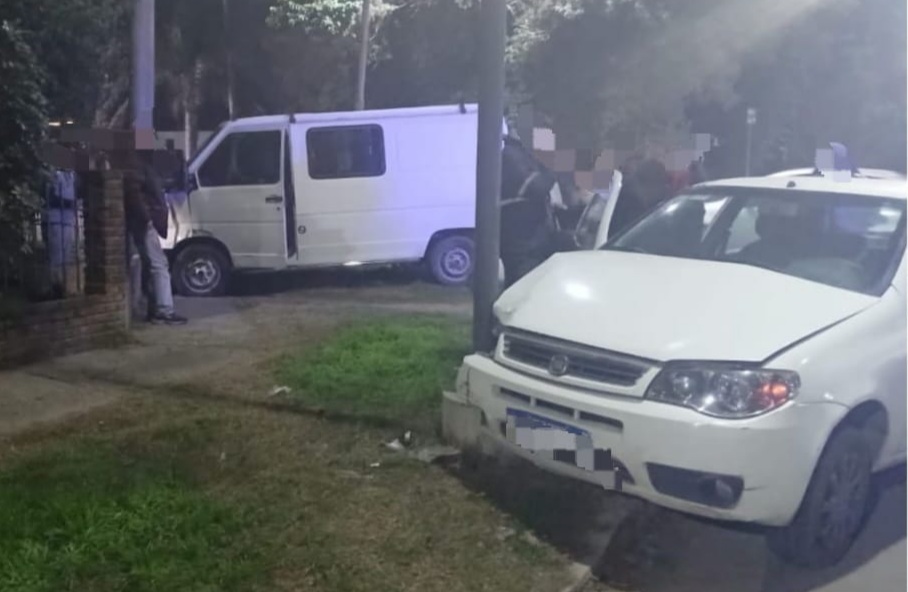 Lee más sobre el artículo Una mujer herida tras choque entre un auto y una trafic