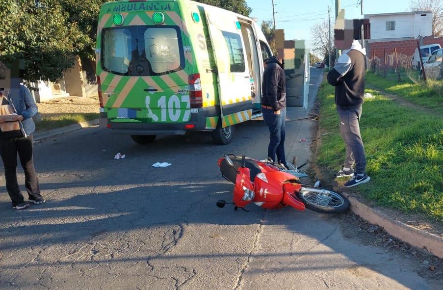 Lee más sobre el artículo Colisionaron moto con auto en América y Chacabuco