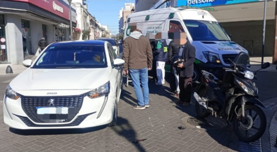 Lee más sobre el artículo Nuevo accidente de moto con auto en el centro nicoleño