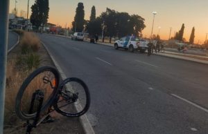 Lee más sobre el artículo Una moto chocó con bicicleta sobre Acceso Perón