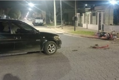 Lee más sobre el artículo Violento choque entre moto y remis en la zona sur