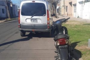 Lee más sobre el artículo Moto chocó con auto en Bolívar y Alurralde