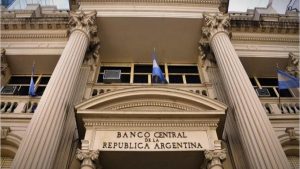 Lee más sobre el artículo El BCRA sigue vendiendo dólares y advierten que la caída de reservas impacta sobre el nivel de encajes de los depósitos