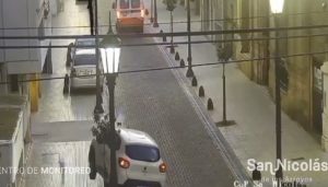 Lee más sobre el artículo De no creer: automovilista impactó de lleno contra un bolardo en pleno centro