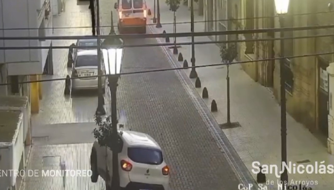 Lee más sobre el artículo De no creer: automovilista impactó de lleno contra un bolardo en pleno centro