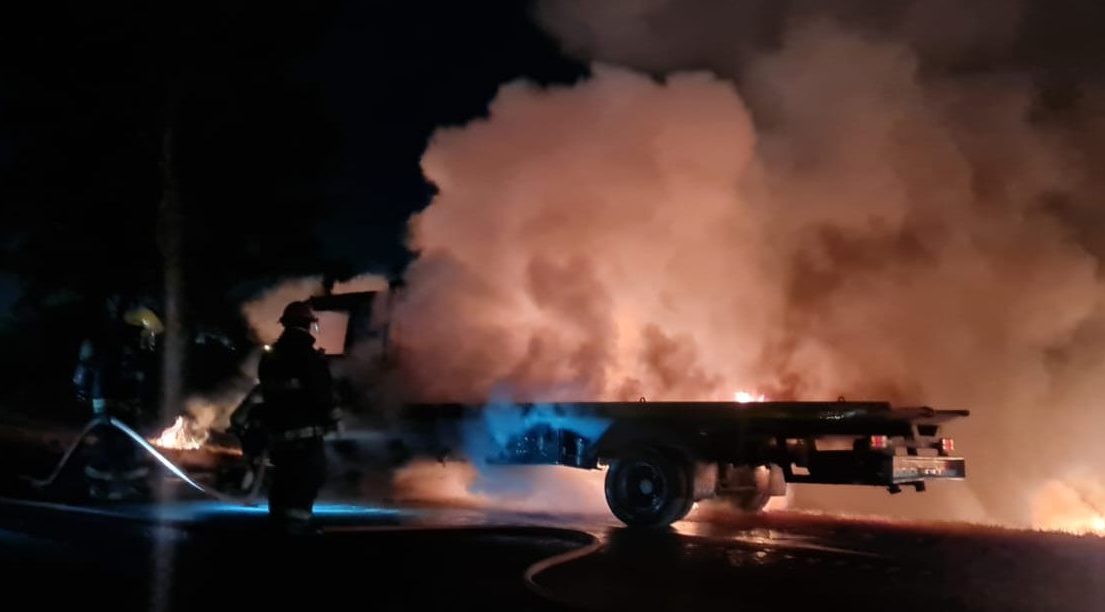 Lee más sobre el artículo Se incendió un camión a la altura del km. 222 de la Autopista