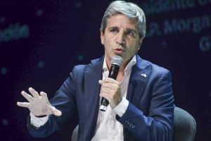 Lee más sobre el artículo Caputo dijo que «la gente va a tener que vender dólares para pagar impuestos