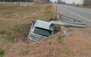 Lee más sobre el artículo Ruta n° 51: un automóvil despistó y quedó abajo de la alcantarilla